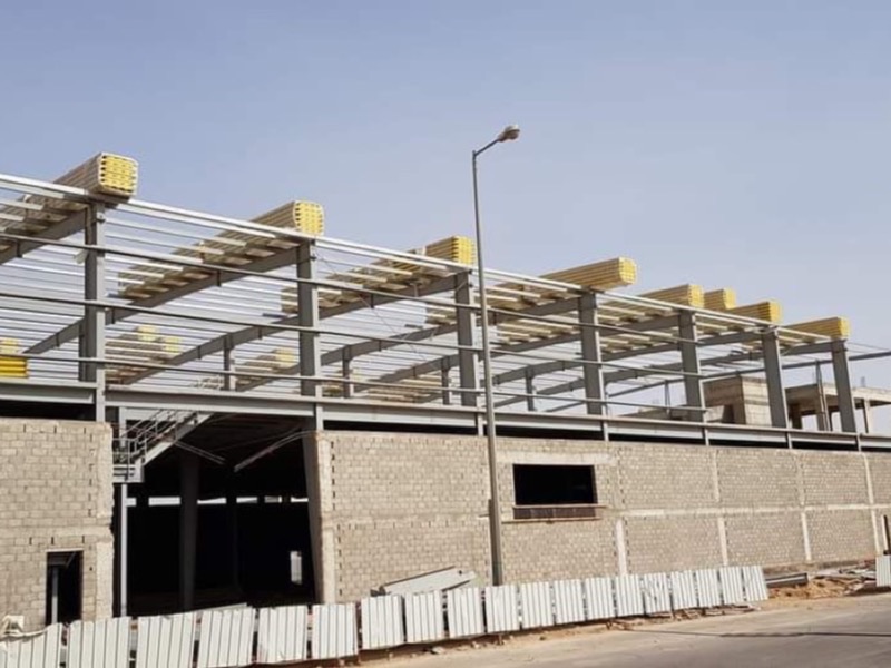 هيكل حديدي لهنجر ومستودع تحت الإنشاء بمواصفات هندسية