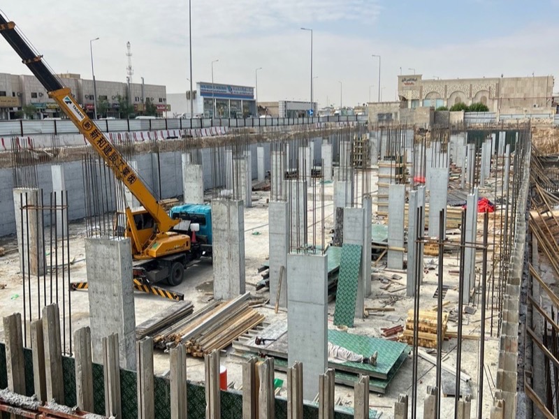 أعمدة وأساسات خرسانية لعمارة سكنية تحت الإنشاء بإشراف هندسي