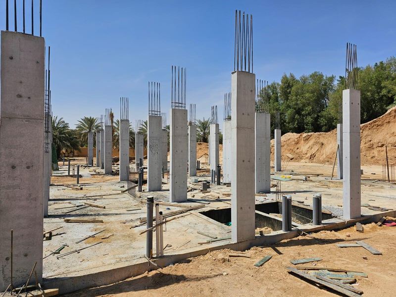 أعمدة وأساسات خرسانية لمشروع إنشائي جديد